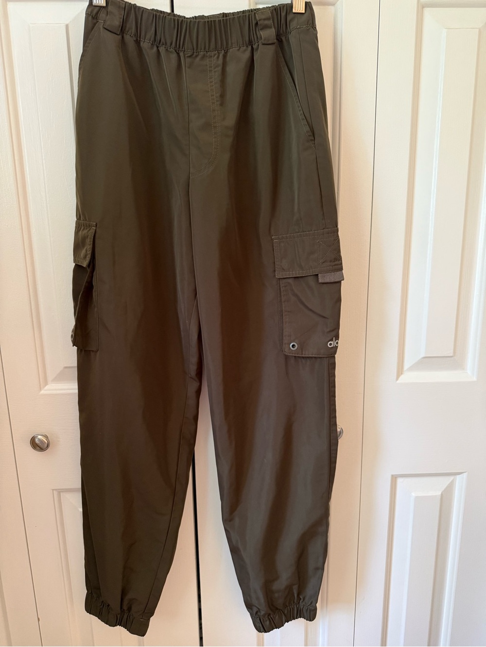 ALO Yoga Men's Olive Cargo Jogger Pants